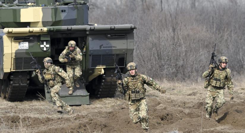 21 Lynx harcjárművel gyakorlatoznak a Bakony szívében