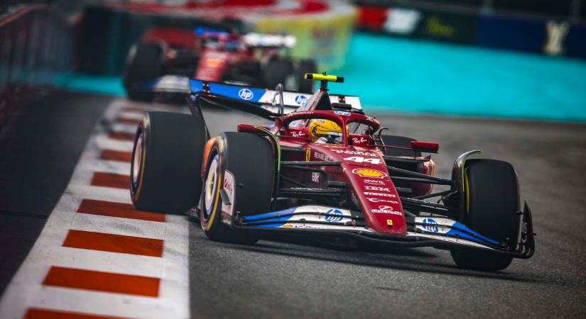 Hamilton: A Ferrarinak is alkalmaznia kellett volna a Bottas-féle helycserét