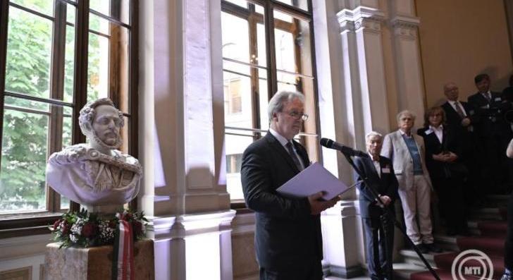Freund Tamás: akadémiánk egyedülálló nemzeti érték