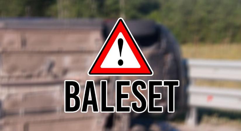 Oldalára borult egy személyautó Szabolcsban – félpályás a káoszra van kilátás