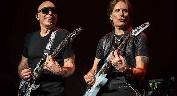 Glenn Hughes közreműködésével készült el Steve Vai és Joe Satriani közös zenekarának első dala