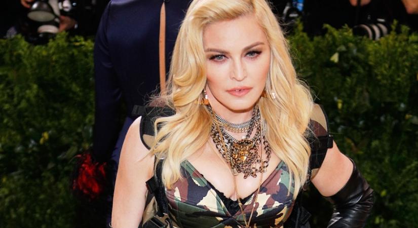 Ez ám a merészség: Madonna szó szerint kivetkőzött magából 37 évvel fiatalabb szerelme születésnapján - Fotók