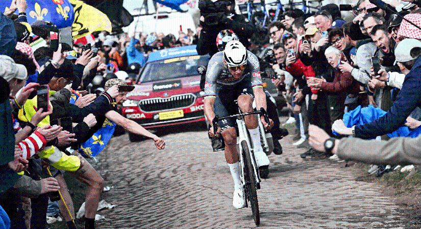 Párizs-Roubaix 2025: Van der Poel sorozatban harmadszor győzött