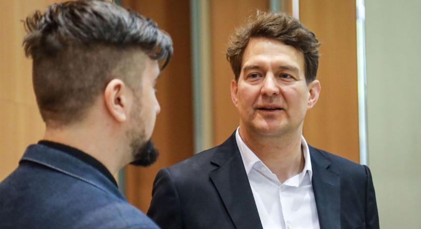 Focista és popsztár álmok szertefoszlottak, közgazdász lett belőle