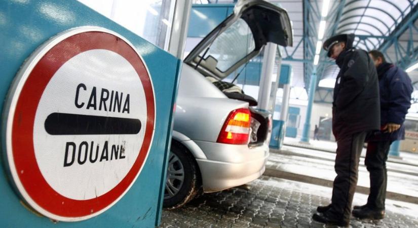 Pénisz alakú plüssbe rejtette a cigit, de lebukott Röszkén