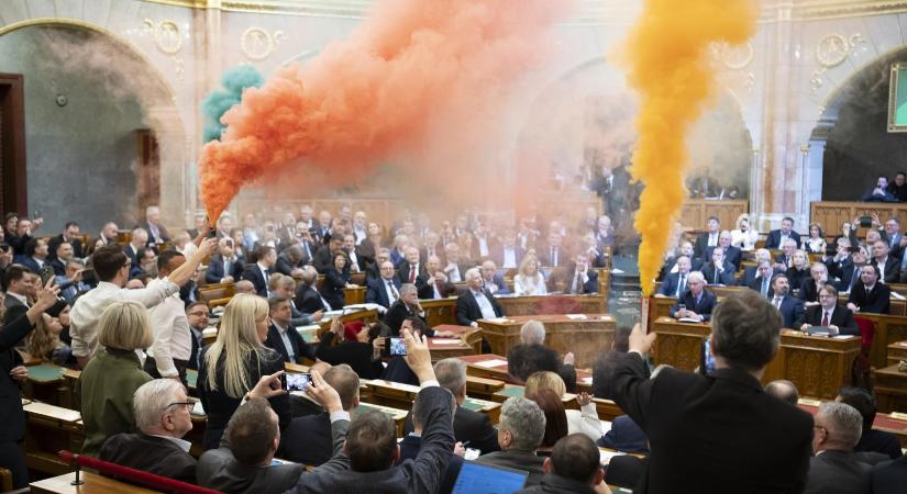 Büntetőeljárás zajlik a parlamentben füstgyertyákat gyújtó ellenzéki képviselők ügyében