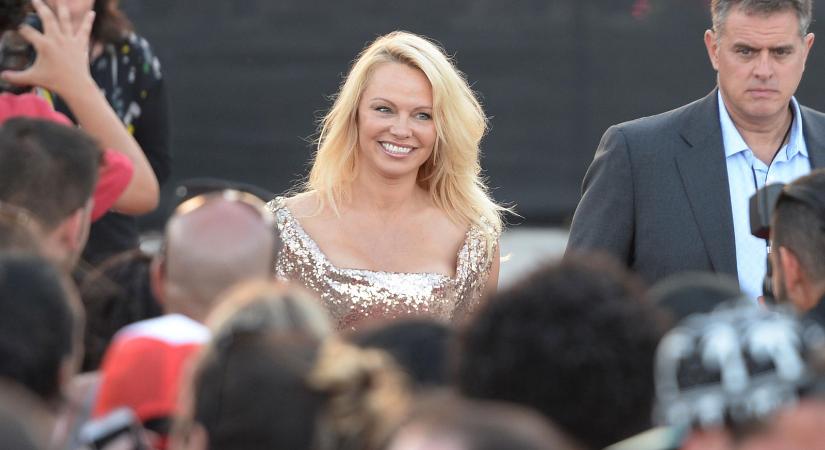 Borzasztóan elszabták Pamela Anderson arcát, elborzadtak tőle a vörös szőnyegen