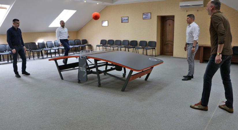 Gyurta Dániel teqballasztalt adományozott az ungvári kézilabdaklubnak