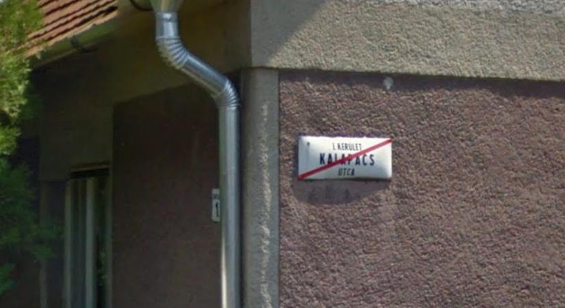 Több mint húsz évvel a rendszerváltás után is keresztezte egymást a pécsi Sarló és Kalapács utca