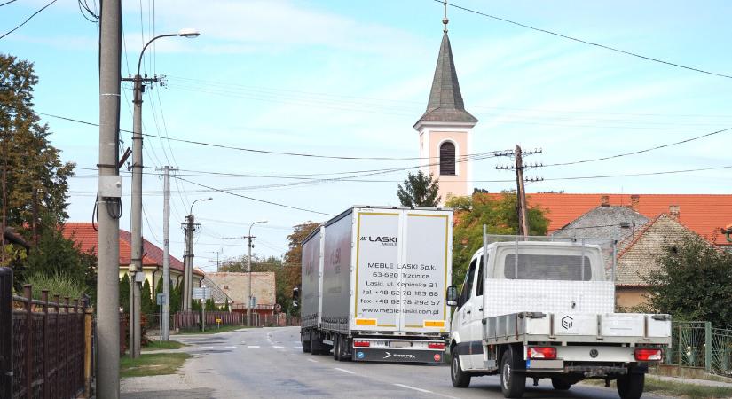 Összeülnek az illetékesek a keszegfalvi közlekedési helyzet miatt – a zajszint túllépéséért bírság is járhat