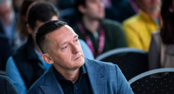 Nőnapi csokrokra 3,5 milliót költött Rogán minisztériuma, a Navracsics-tárca ugyanennyiért vett rejtjelező készüléket
