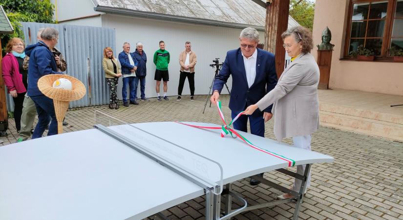 Teqball-asztalok ünnepélyes átadása a keleti régiókban