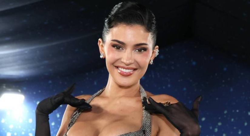 Kylie Jenner Met-gálás divatbakiján röhög a net: videón a kínos jelenet