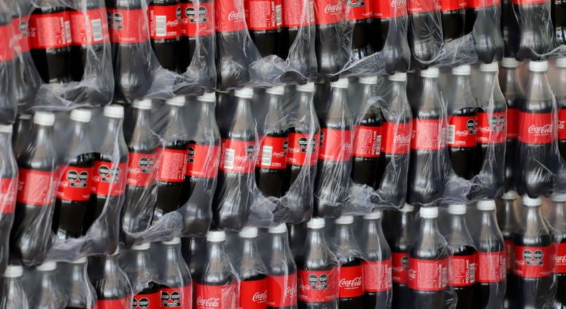 A Coca-Cola megváltoztatja a palackjait, az egész Európai Unióban erre kötelezik