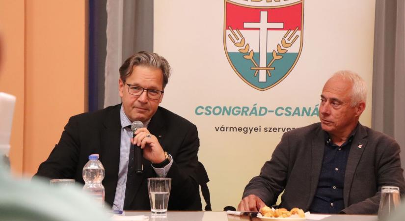 A KDNP frakcióvezető-helyettese Szentesen elárulta, mit vár a pápaválasztástól – videóval