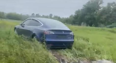 Gazdátlan Teslát találtak a fóti Auchannál - hogy kerülhetett oda?