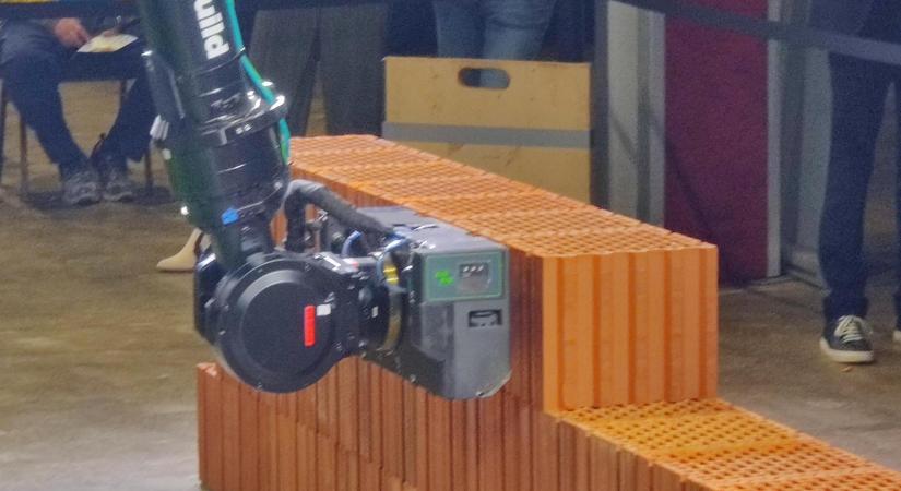 Megérkezett az első falazórobot Magyarországra, már használható is