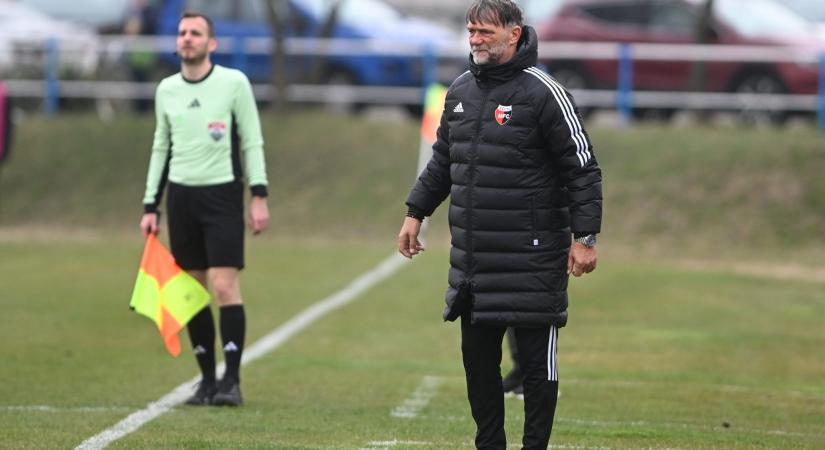 Meglepő váltás a PMFC élén: Aczél Zoltán távozott, más edzővel viszik végig a szezont – hivatalos