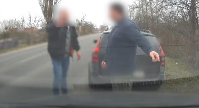 A kisbaba és a kamera sem zavarta a 4-es főúti vergődőt