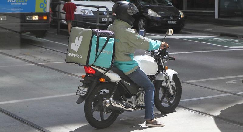Közel 3,5 milliárd euróért veszi meg a DoorDash a Deliveroo-t