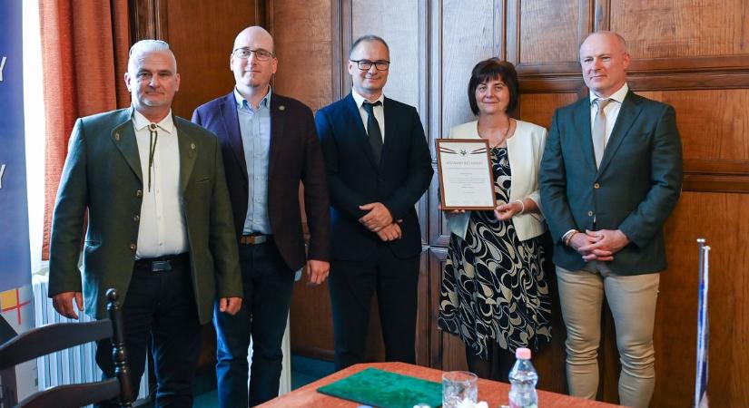 Jótékony vadászok a gyermekekért! - 14 millió forintos ultrahang készüléket adtak át