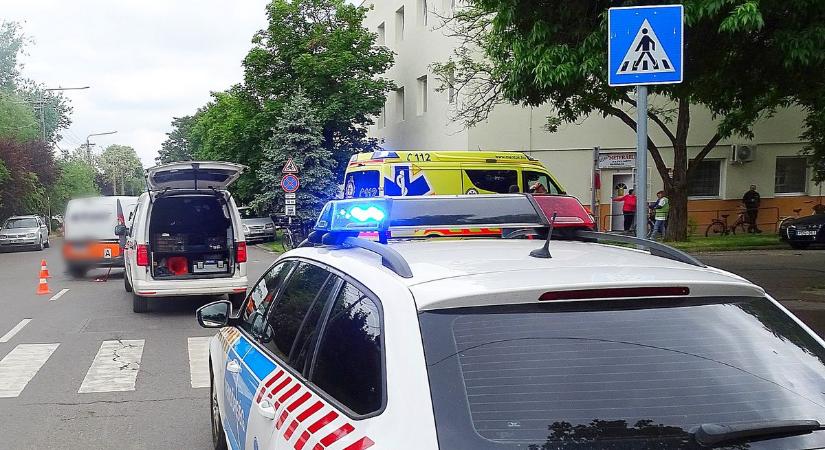 Furgonnal ütközött egy biciklis, kórházba kellett szállítani – galériával