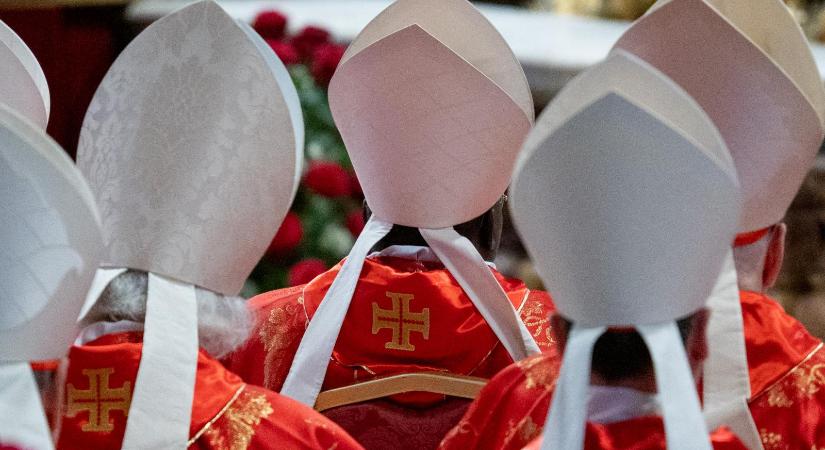 Elkezdődött a pápaválasztó konklávé, egy tekintélyes bíboros már elszólta magát