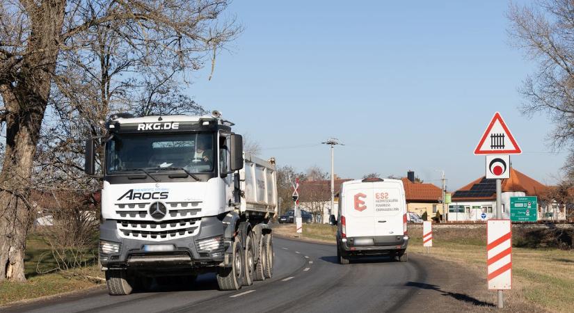 Végre a gyalogosok is biztonságban lesznek a 103-as úti vasúti átjáróban