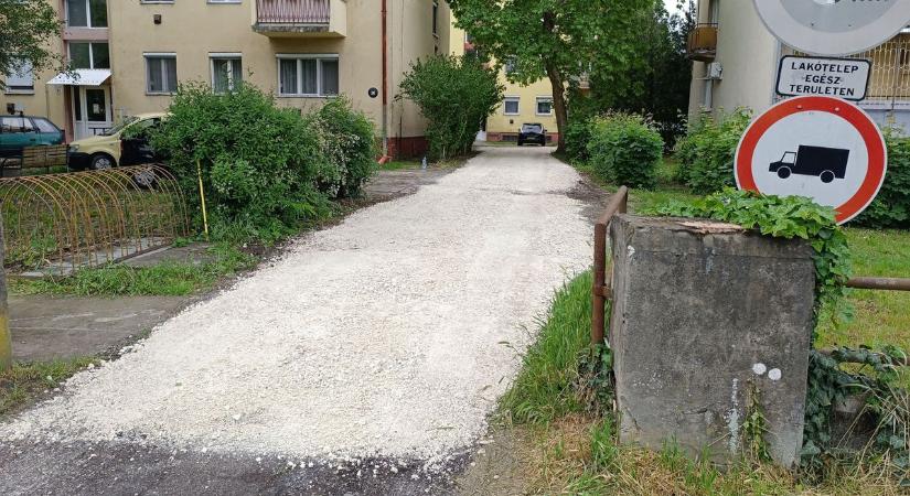 Örömmel látták a helyiek, amikor tíz köbméter kő terült szét az egyik szolnoki úton – videóval