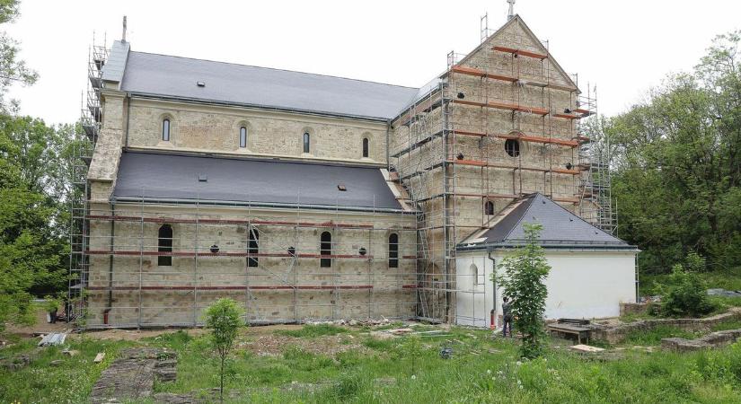 Megnéztük mi látszik már a 800 éves bélapátfalvi apátság restaurálás alatt lévő freskójából  Fotók