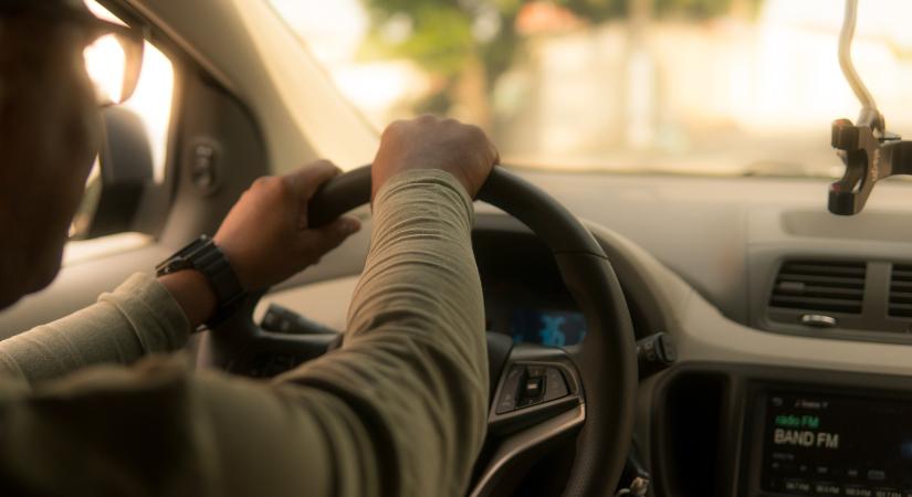Ez normális? A büntetőfékező sofőr egy 9 hónapos kisbaba életét sodorta veszélybe
