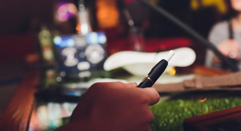 Egyre többen szívnak ilyet itthon: sokan csinálják rosszul, a passzív dohányzás így is káros