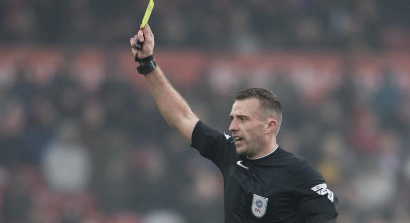 Magyar származású játékvezető debütál a Premier League-ben