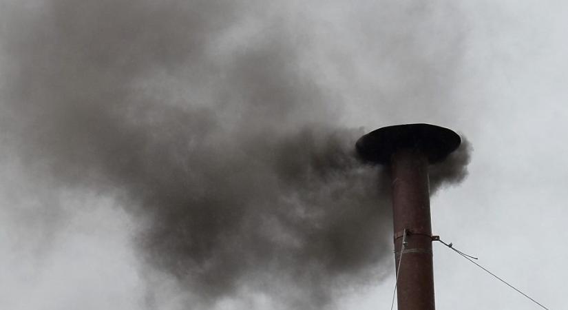 Konklávé: fekete füst szállt fel a Sixtus-kápolna kéményéből, nincs új pápa