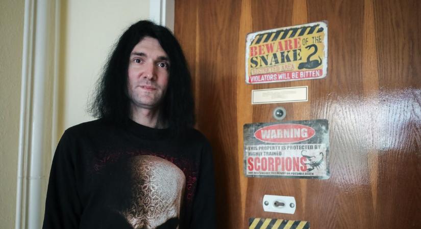 Roland kígyóval a nyakában sétálgat Győrben - videó, fotók