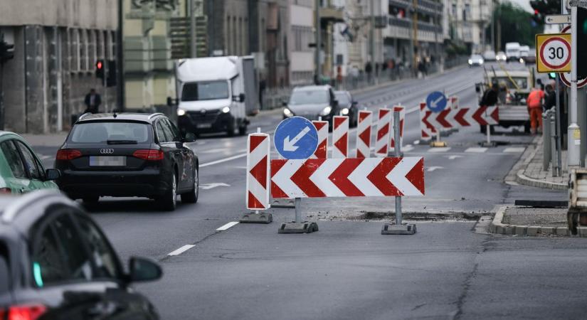 Elképesztő dugókat okoz a belvárosi útmunka Győrben – Fotók a Szent István útról