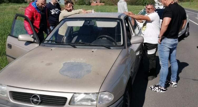 Egy 76 éves nyugdíjast rabszolgaként dolgoztattak – Fotón a kegyetlen „munkáltatók” elfogása