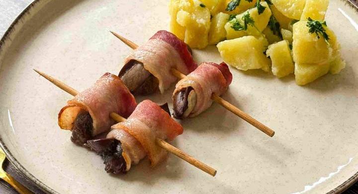 Szaftos, baconbe tekert csirkemáj: petrezselymes krumplival az igazi