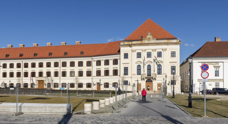 Virágcsokrok, rejtjelező eszközök, zászlóbérlés – érdekes tételekre bukkantak a minisztériumi kiadások között