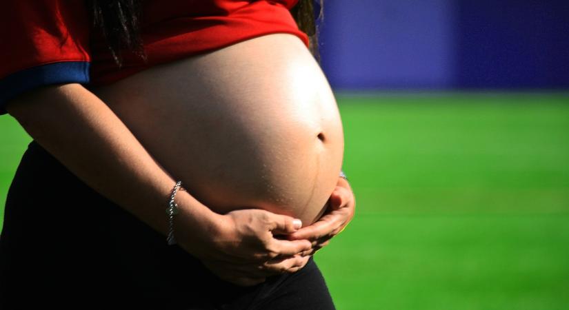 Ezért extrém veszélyes ha a kismama füves cigarettát szív