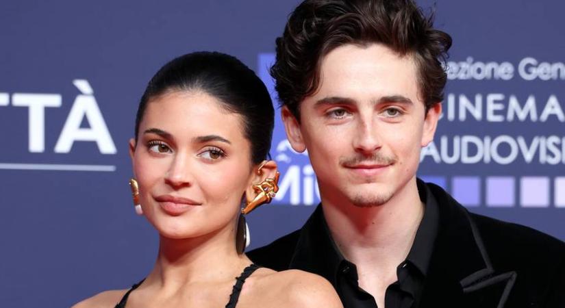 Kylie Jenner és Timothée Chalamet először léptek a vörös szőnyegre: a színész le sem vette a kezét szerelméről