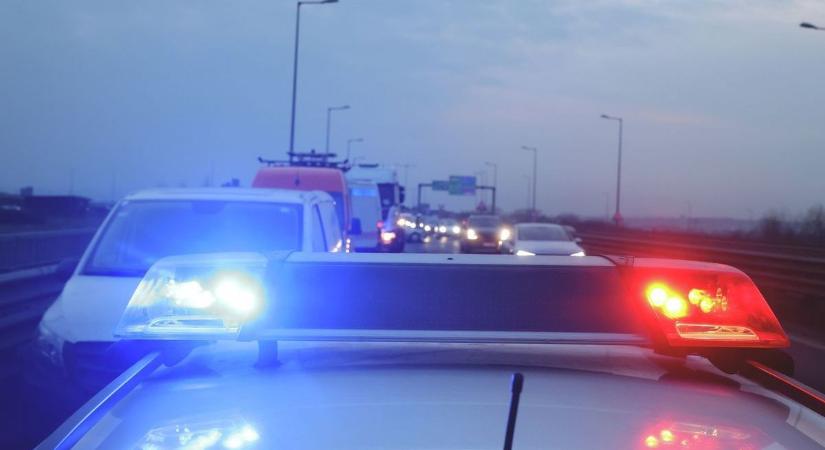 Két autó ütközött a 4-es főúton, mentő is érkezett a helyszínre