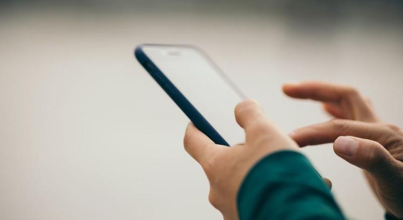 Bozótvágóval estek neki egyik ismerősüknek, rosszul sült el a telefonvásárlás