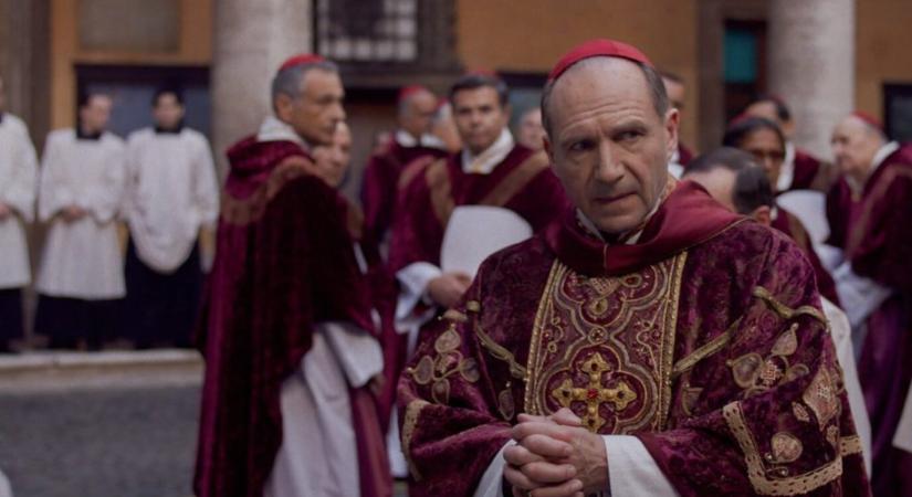 Több bíboros is Ralph Fiennes filmjével készült a konklávéra