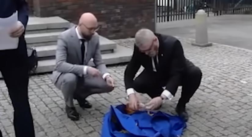 VIDEÓ: Uniós zászlót égetett egy EP-képviselő, miután megfosztották mentelmi jogától