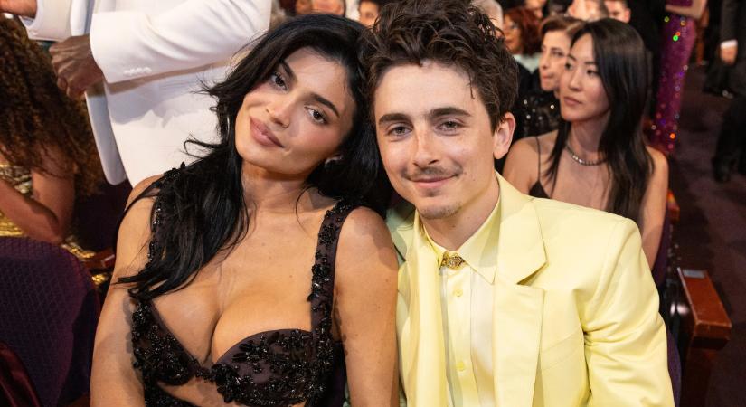 Végre! Kylie Jenner és Timothée Chalamet együtt léptek a vörös szőnyegre, le sem tudták egymásról venni a kezüket