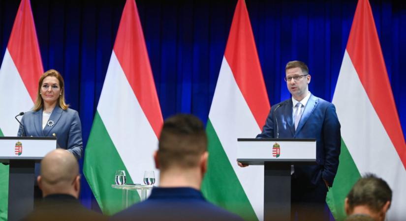 Élő közvetítés: Gulyás Gergely és Vitályos Eszter sajtótájékoztatót tart