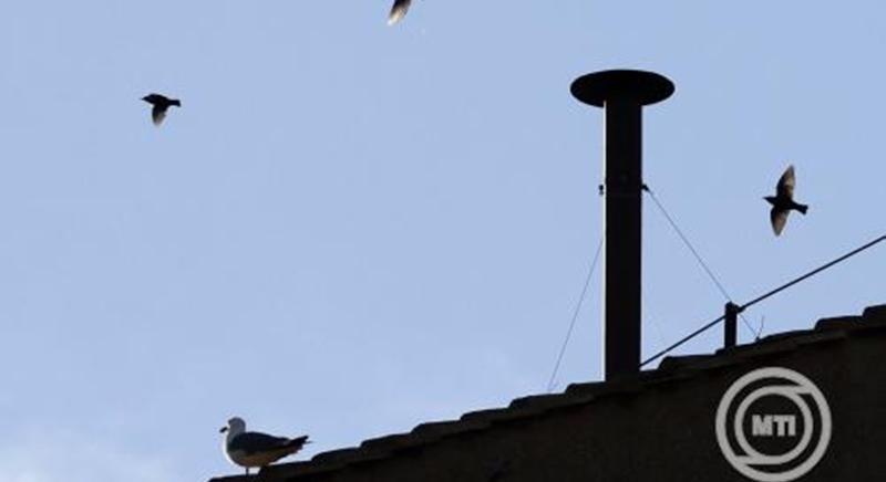Pápaválasztás: fekete füst szállt fel a Sixtus-kápolna kéményéből