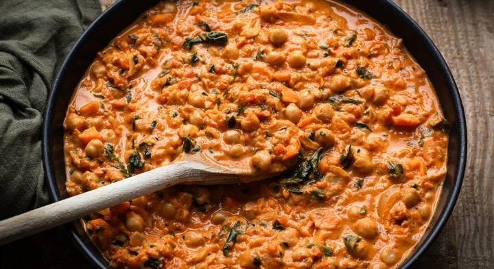 Tartalmas curry csicseriborsóból: kókusztejtől lesz selymes