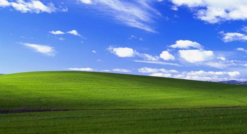 Emlékszel a Windows XP ikonikus háttérképére? Lehangoló, hogy néz ki ez a mező 2025-ben…